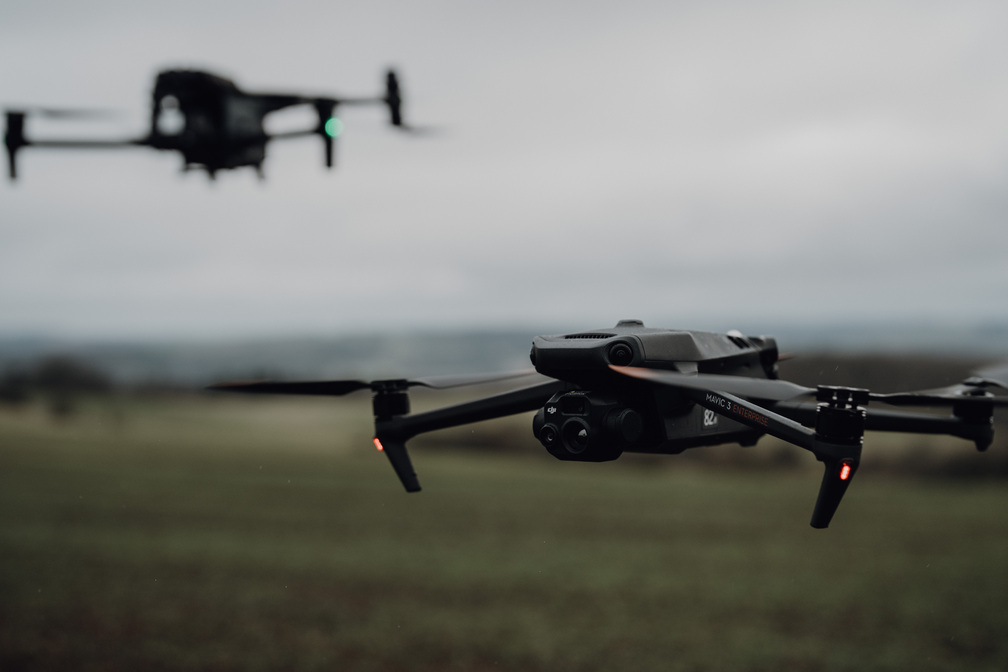 Deux drones DJI en vol